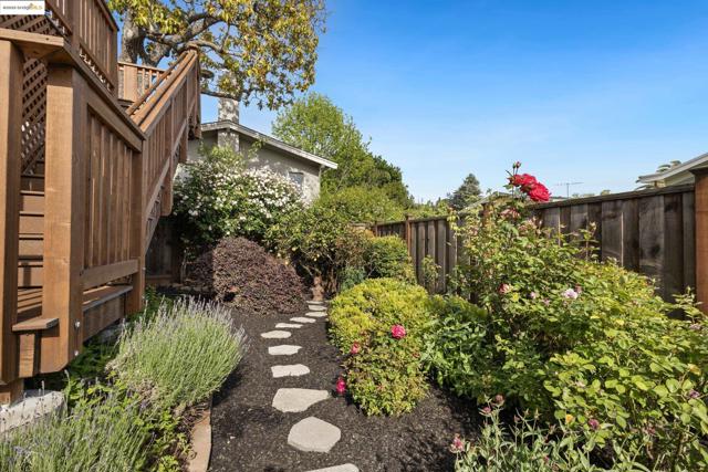 1048 Annerley Rd, Oakland CA: https://media.crmls.org/mediaz/015e5c14-ba8a-488b-85de-9c3bb36fa67f.jpg