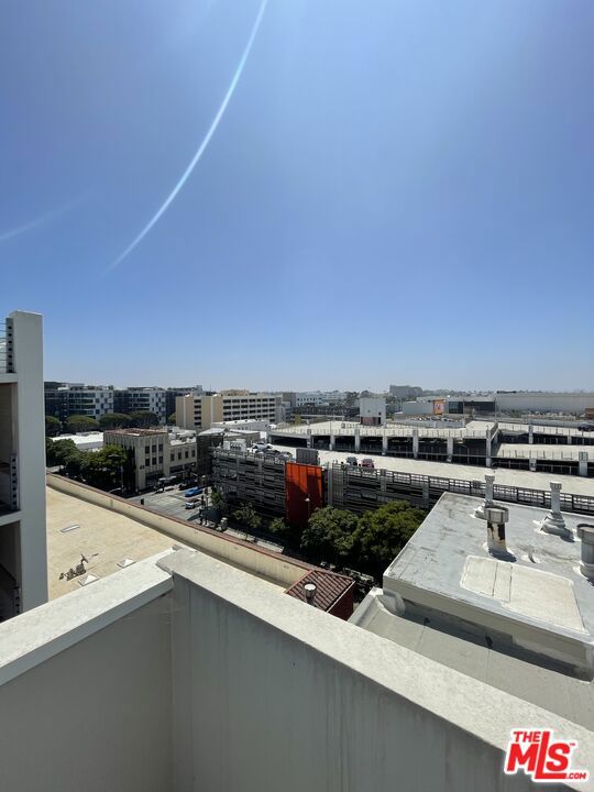 1453 3rd Street Promenade, Santa Monica CA: https://media.crmls.org/mediaz/015f6d67-f2ae-4808-a4d4-01d517b762db.jpg
