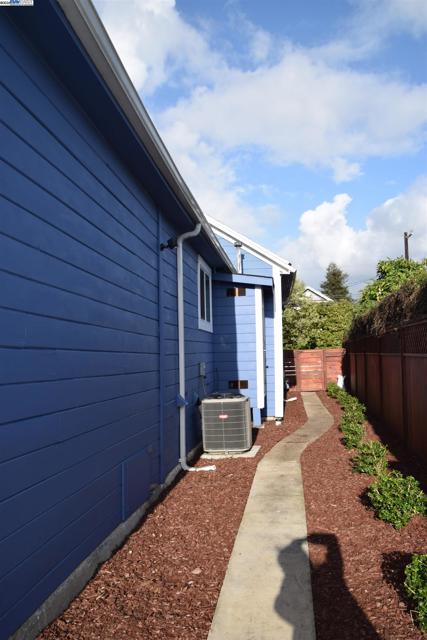 2412 8Th St, Berkeley CA: https://media.crmls.org/mediaz/01606c01-9189-4e14-8909-1fef31070f10.jpg