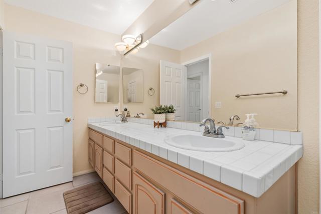 2034 Ridgecrest Place, Escondido CA: https://media.crmls.org/mediaz/01610944-968f-4d7e-93e9-22f66658d9d7.jpg
