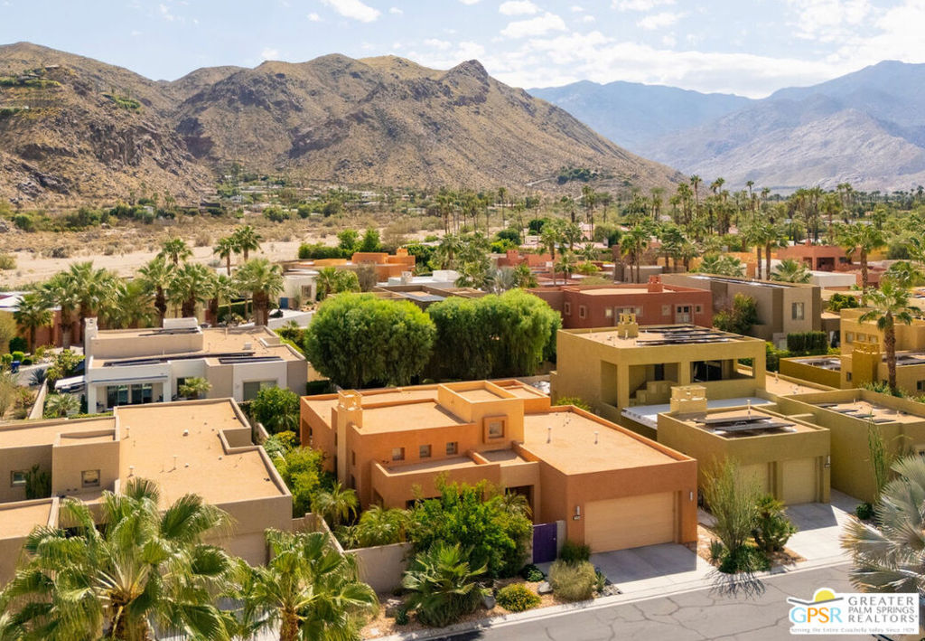 https://media.crmls.org/mediaz/0161721d-0f59-4a83-b33d-5e687b721e0d.jpg?preset=X-Large