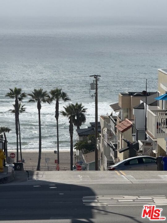 3920 Highland Avenue, Manhattan Beach CA: https://media.crmls.org/mediaz/0161dab8-6350-4e2a-854c-6260fea615db.jpg