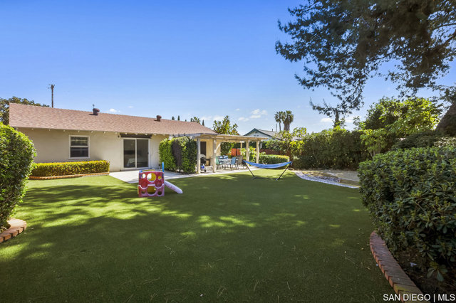 8365 Lake Adlon DR, San Diego CA: https://media.crmls.org/mediaz/0162107e-f315-48e0-8e56-02eb91915291.jpg
