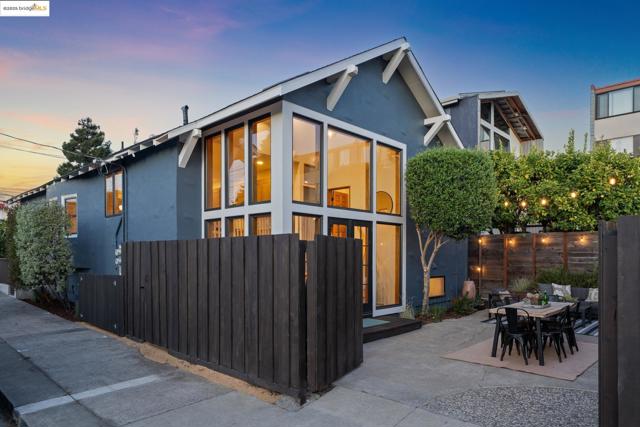 327 Hudson St, Oakland CA: https://media.crmls.org/mediaz/01627778-7350-41ab-80bf-90cec9cf1111.jpg