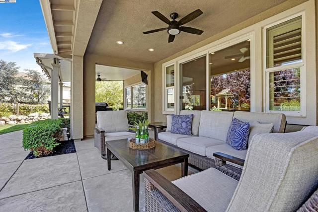 3838 Santa Fe Lane, Tracy CA: https://media.crmls.org/mediaz/01634888-73de-4671-bf26-8aa79351095d.jpg