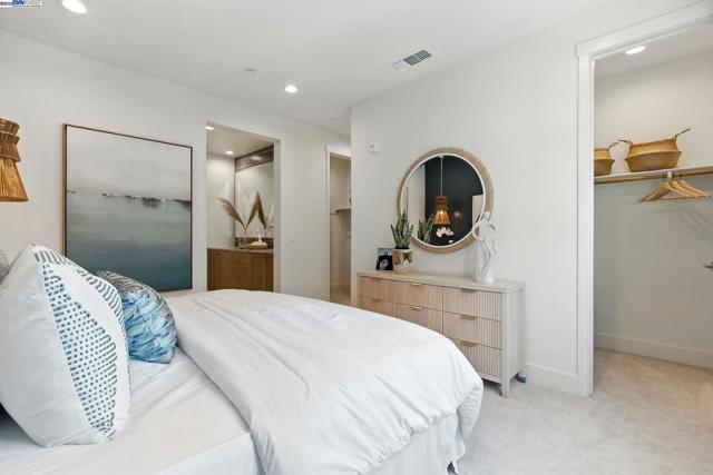 1937 Grand Street, Alameda CA: https://media.crmls.org/mediaz/01636ea1-7551-4b75-82e7-3b98d0d974da.jpg