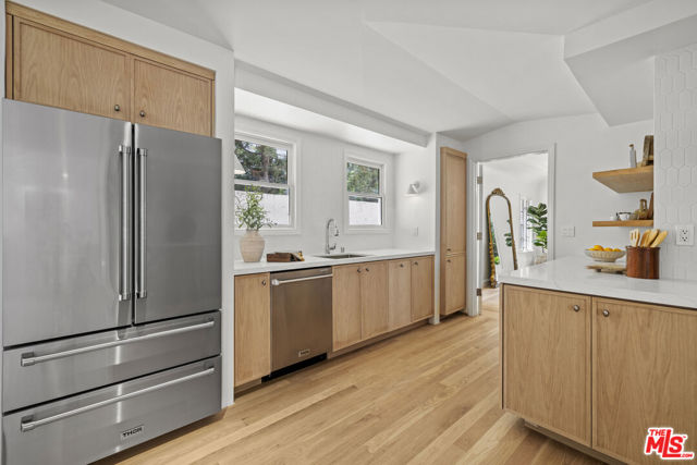 736 S Cloverdale Avenue, Los Angeles CA: https://media.crmls.org/mediaz/016378db-5c31-44a1-8f47-279406de75d9.jpg