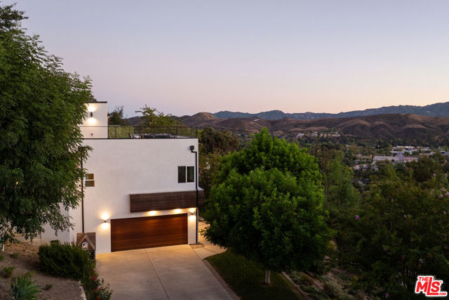 28333 Foothill Drive, Agoura Hills CA: https://media.crmls.org/mediaz/016396c2-e7dd-45a9-936e-4de2965f3063.jpg