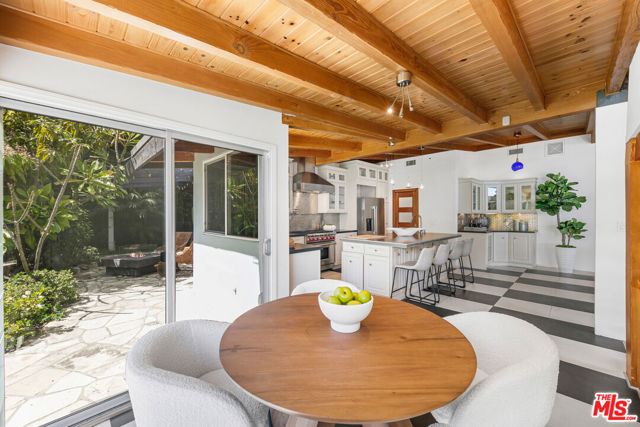 1470 N Tigertail Road, Los Angeles CA: https://media.crmls.org/mediaz/01644e64-2838-496a-a72f-b72d073c135d.jpg
