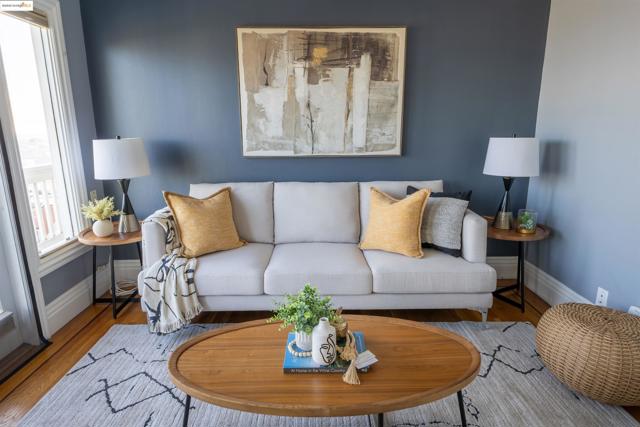 661 Peralta Ave Unit 3, San Francisco CA: https://media.crmls.org/mediaz/0164b901-b5fd-40d0-b10e-4a939cb37e92.jpg