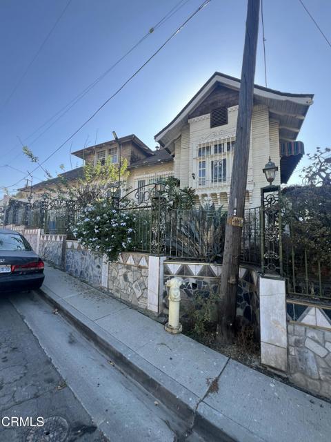 1324 Volney Drive, Los Angeles CA: https://media.crmls.org/mediaz/0164dbaf-e641-43b9-99ac-a5f0d0c1fe46.jpg