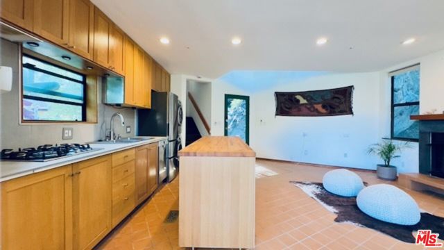 19520 Cave Way, Topanga CA: https://media.crmls.org/mediaz/01651855-f59d-4e40-ab2d-d1962806f616.jpg