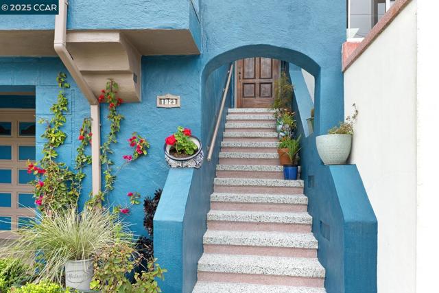 1923 28th Ave, San Francisco CA: https://media.crmls.org/mediaz/016542d7-71f7-4f96-ab42-2e305b70b9ec.jpg