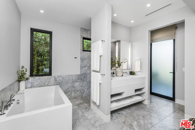 518 Huntley Drive, West Hollywood CA: https://media.crmls.org/mediaz/0166293d-a151-4ff1-b8ab-4eb2fdf2f533.jpg