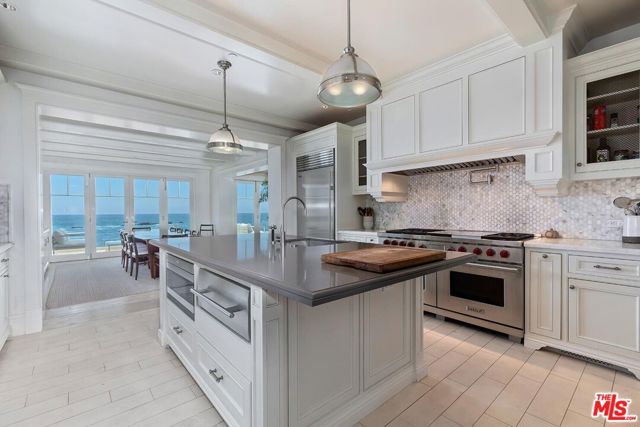 119 Malibu Colony Road, Malibu CA: https://media.crmls.org/mediaz/01679ee2-645d-4568-83f9-d9b0d712ff91.jpg