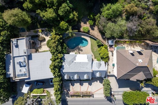 2427 Benedict Canyon Drive, Beverly Hills CA: https://media.crmls.org/mediaz/016858f1-bd12-4ed8-832f-ac9bd2f8c693.jpg