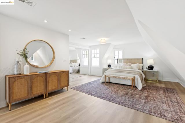 924 Trestle Glen Rd, Oakland CA: https://media.crmls.org/mediaz/0168a58f-34cf-41df-a54f-878882615a13.jpg