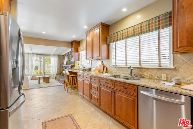 2338 Paloma Street, Pasadena CA: https://media.crmls.org/mediaz/0169886b-925f-4af0-83c9-eb9a304bc634.jpg