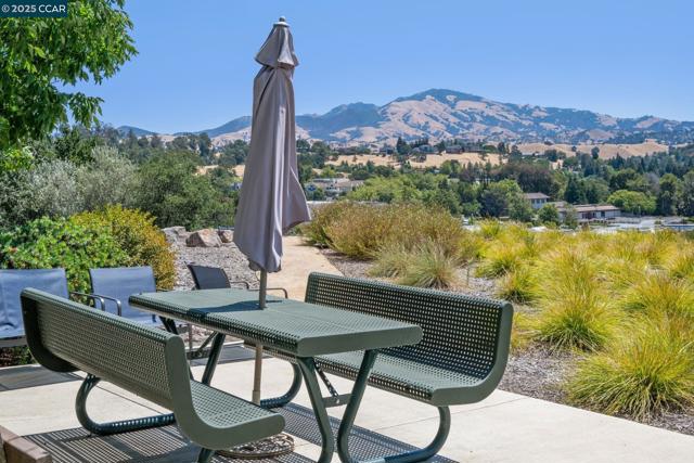 1736 Golden Rain Rd, Walnut Creek CA: https://media.crmls.org/mediaz/0169cb15-6943-4089-a92f-1ee8f1738c97.jpg