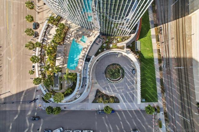 888 W E St, San Diego CA: https://media.crmls.org/mediaz/016a07f9-1fff-42a0-99dd-3fcfcbf47fab.jpg