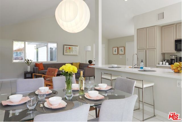 2291 E Calle Papagayo, Palm Springs CA: https://media.crmls.org/mediaz/016b4ffa-ca35-4504-bb54-113364e4a5fa.jpg