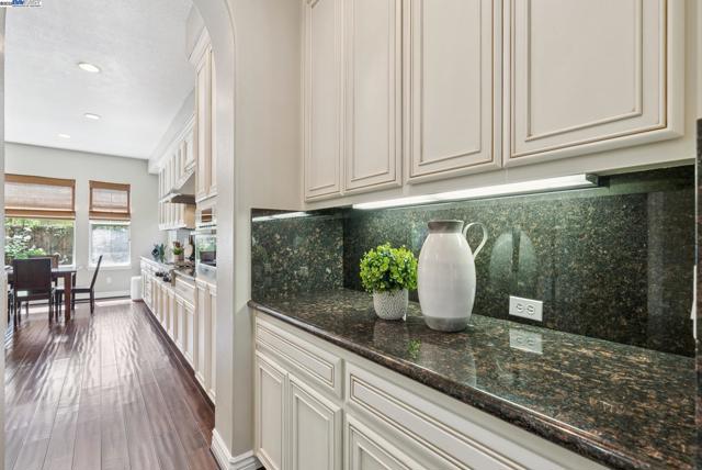 3633 Terrazzo Ct, Pleasanton CA: https://media.crmls.org/mediaz/016b9945-c6b4-44df-942e-dabc09dea254.jpg