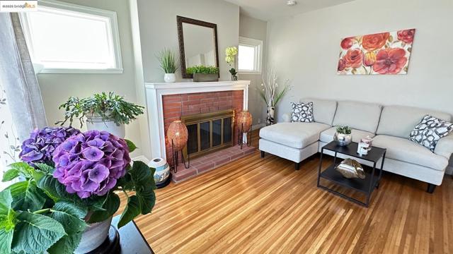 840 Key Route Blvd, Albany CA: https://media.crmls.org/mediaz/016c04b9-34f1-471c-99f5-ce2c8b7eb188.jpg