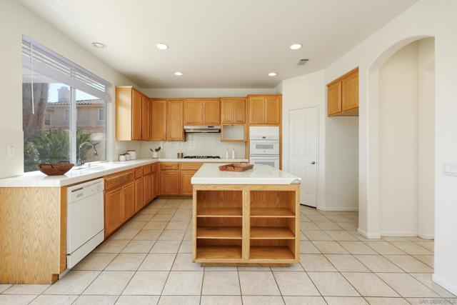 641 Serrano Ln, Chula Vista CA: https://media.crmls.org/mediaz/016ca850-ee22-4a34-b01e-6c89f633345c.jpg