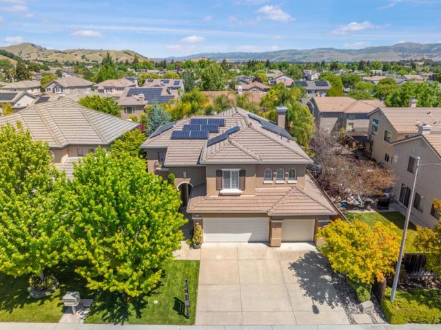 1429 Goshawk Court, Gilroy CA: https://media.crmls.org/mediaz/016d1ef4-4b47-46a0-86a3-7809a69b344d.jpg