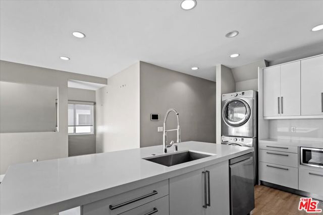 6955 Trolleyway, Playa del Rey CA: https://media.crmls.org/mediaz/016d5dbc-ec78-4b77-a55e-78d4836984f4.jpg
