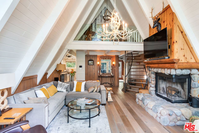 161 Rocky Point Road, Lake Arrowhead CA: https://media.crmls.org/mediaz/016d70af-0950-42c0-bd9c-244cc63ea097.jpg