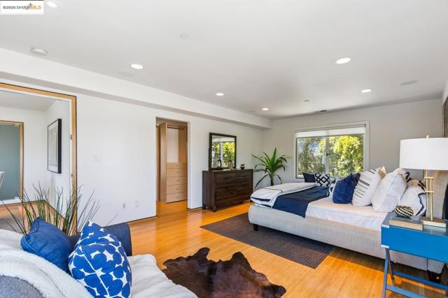 2912 Hillside DR, Burlingame CA: https://media.crmls.org/mediaz/016df532-9ac7-4865-8168-9b82b00b1da7.jpg