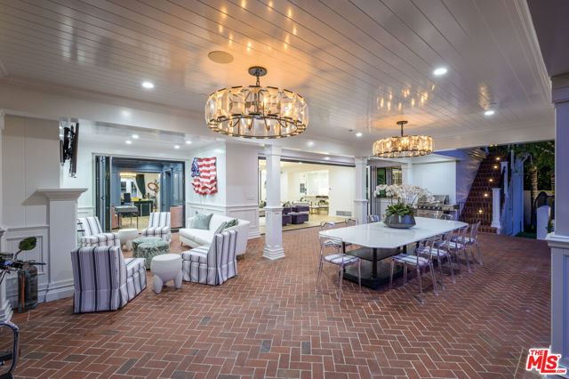 9885 Carmelita Avenue, Beverly Hills CA: https://media.crmls.org/mediaz/016f111e-d969-428b-8221-e1fb7f0a9939.jpg