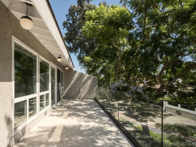 2163 Caminito Circulo Norte, La Jolla CA: https://media.crmls.org/mediaz/01705985-4a20-4124-ad4f-9e53fe04f1c1.jpg