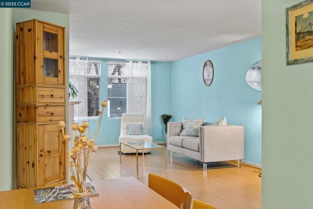 535 Pierce St, Albany CA: https://media.crmls.org/mediaz/0170fe65-4654-4d9b-8ad7-1b82031fe1c9.jpg