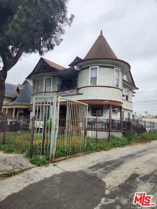 626 E 54th Street, Los Angeles CA: https://media.crmls.org/mediaz/017121ec-c4c0-467b-9463-44c6346c8c8a.jpg
