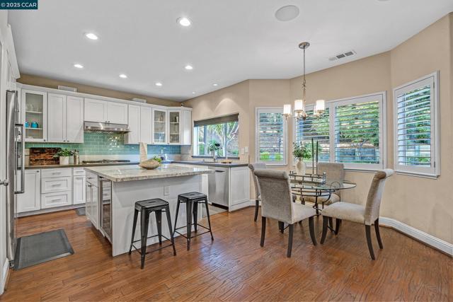 100 Bedford Ct, Danville CA: https://media.crmls.org/mediaz/01718797-3afe-437d-9301-2ecb46f9e78f.jpg