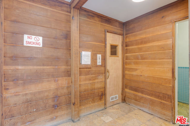 525 S Ardmore Avenue, Los Angeles CA: https://media.crmls.org/mediaz/01722159-47dc-451c-97d4-9ea7489c8f73.jpg