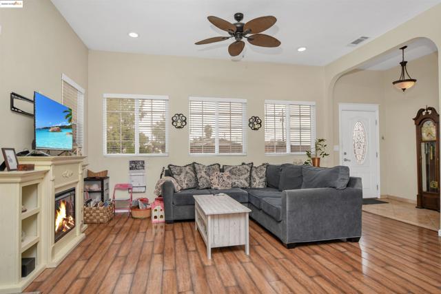 4828 Sellers Ave, Brentwood CA: https://media.crmls.org/mediaz/0172a67a-2285-4499-93e8-fea71680186c.jpg
