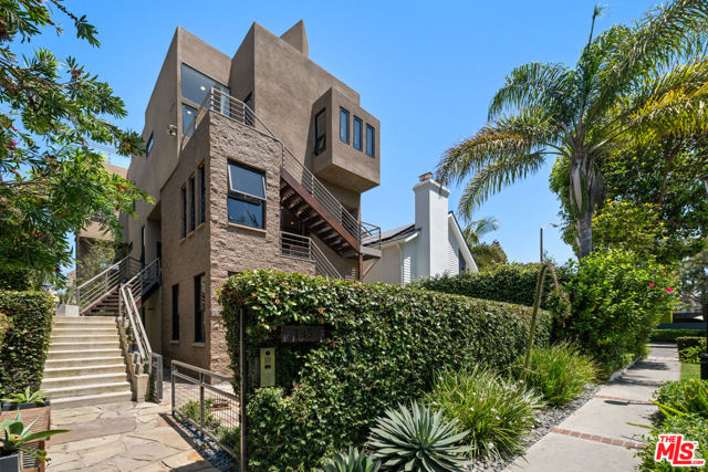 135 Outrigger Mall, Marina del Rey CA: https://media.crmls.org/mediaz/017378bd-1ea7-4e4b-82ba-12a7f262a793.jpg