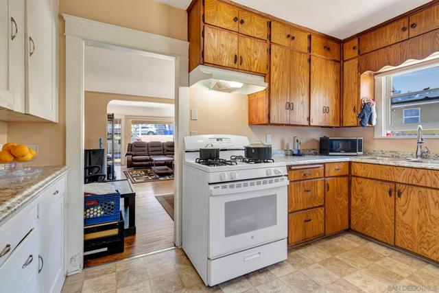 9065 67 Lemon St, Spring Valley CA: https://media.crmls.org/mediaz/01755af5-1249-4344-a5be-070772b989d0.jpg