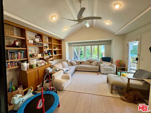 328 15th Street, Santa Monica CA: https://media.crmls.org/mediaz/0175b972-1944-4afd-a9a2-915be437bac0.jpg