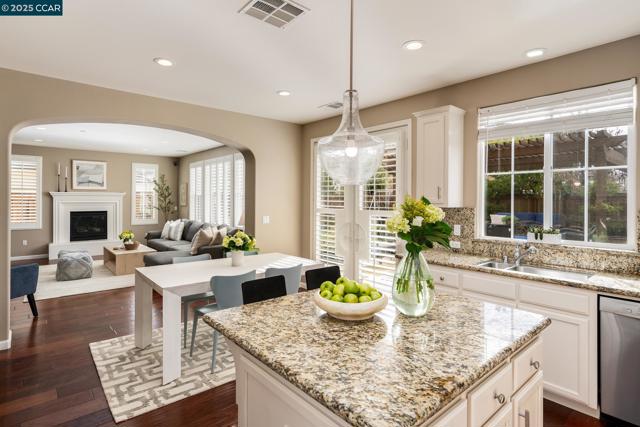 5617 Evolene St, Danville CA: https://media.crmls.org/mediaz/01786dbb-2e4d-4b88-8b0f-ba1228a725f9.jpg
