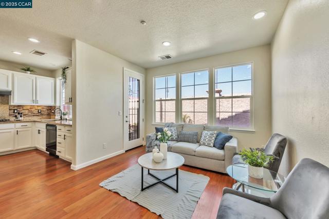 237 Dutra Vernaci Dr, Union City CA: https://media.crmls.org/mediaz/0178cd05-7c00-4f2b-8b48-cdd7aa55efc1.jpg