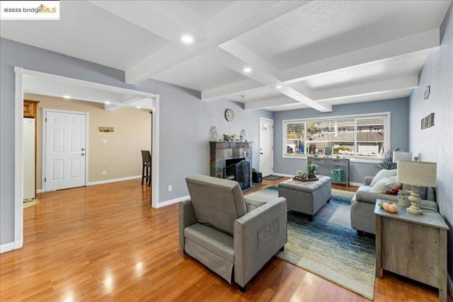 18943 Crest Ave, Castro Valley CA: https://media.crmls.org/mediaz/01793b51-47da-46af-afbf-e708719a5e77.jpg