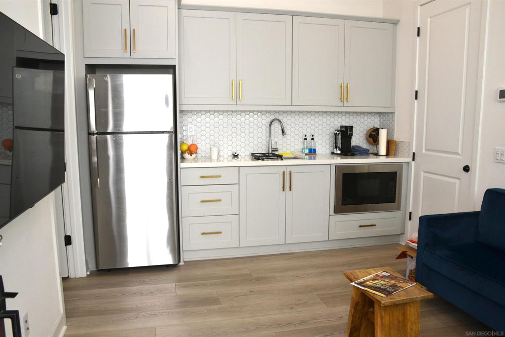 https://media.crmls.org/mediaz/0179df7d-35e8-4747-a198-f112971392c7.jpg?preset=X-Large