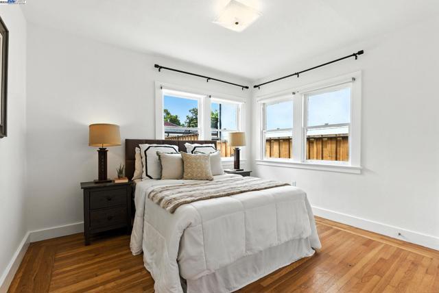 3936 Midvale Ave, Oakland CA: https://media.crmls.org/mediaz/017a2bd8-0aae-4830-b18b-05a6d2e0b942.jpg