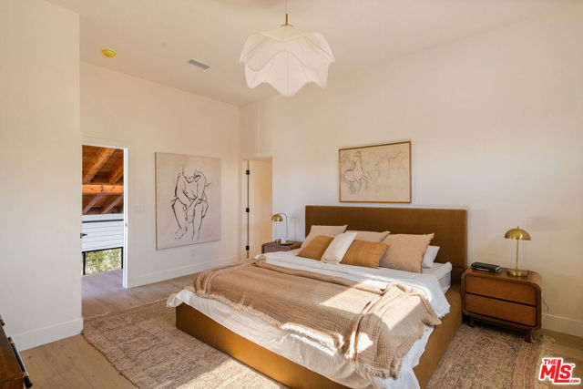 3820 S Burnside Avenue, Los Angeles CA: https://media.crmls.org/mediaz/017aa896-3564-4e42-afba-5c0d868c04aa.jpg