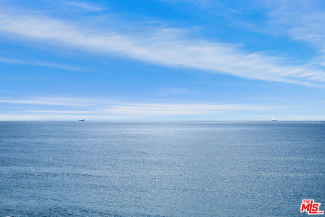 11942 Whitewater Lane, Malibu CA: https://media.crmls.org/mediaz/017b79e6-c435-4aeb-be84-696973be0119.jpg