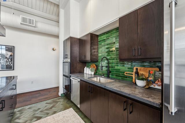 311 4th St, Oakland CA: https://media.crmls.org/mediaz/017c3865-8139-4d1d-8b97-71c8db38d7ed.jpg